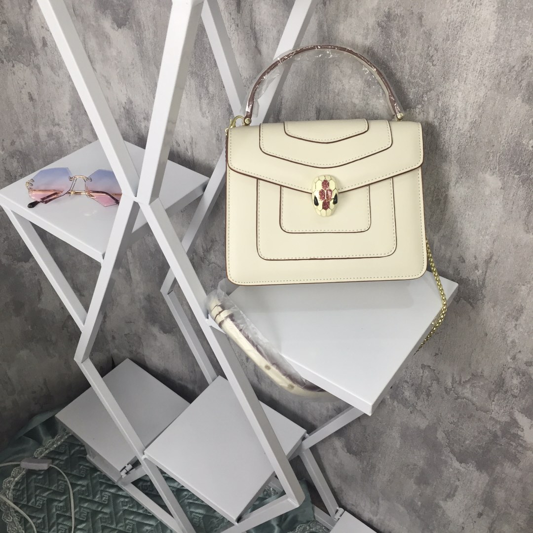 “New Bvlgari Snake-Head Bag: Elegant Design with Upgraded Cow Hides and Feminine Inspiration” - 图片 4