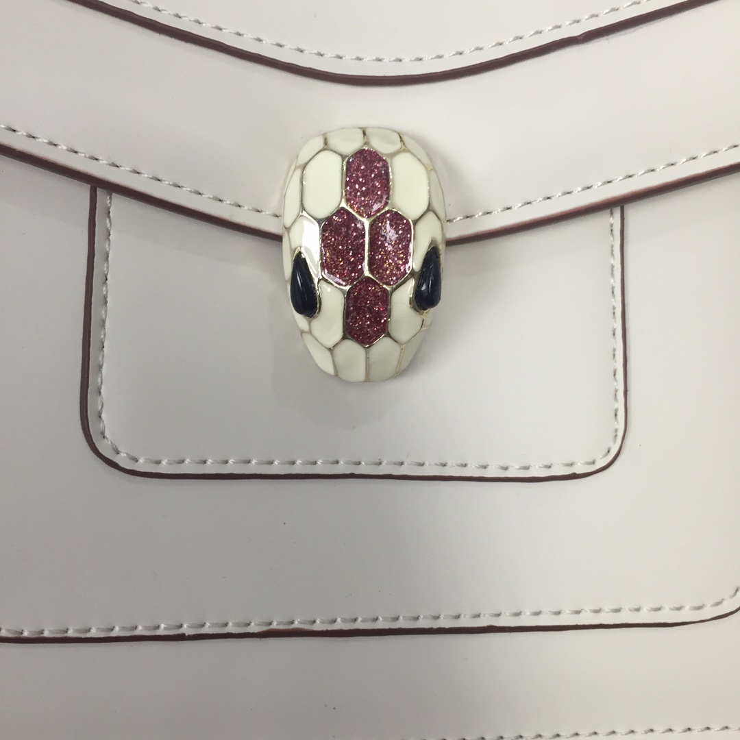 “New Bvlgari Snake-Head Bag: Elegant Design with Upgraded Cow Hides and Feminine Inspiration” - 图片 5