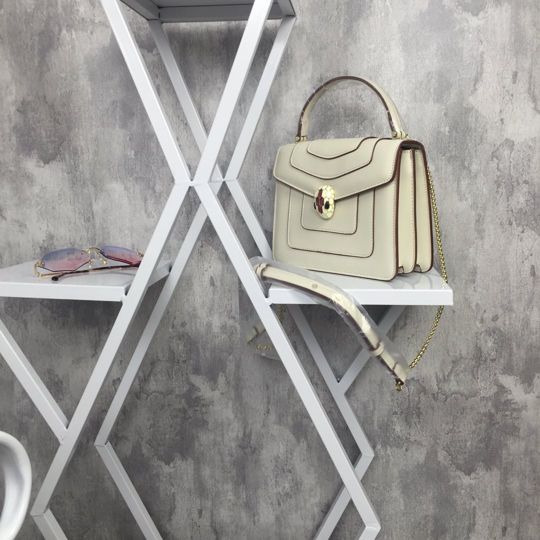 “New Bvlgari Snake-Head Bag: Elegant Design with Upgraded Cow Hides and Feminine Inspiration” - 图片 3