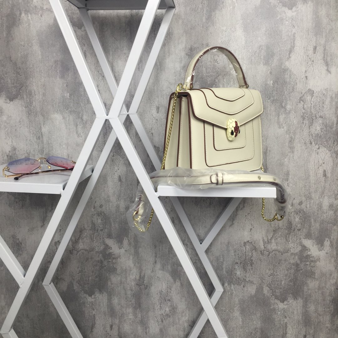 “New Bvlgari Snake-Head Bag: Elegant Design with Upgraded Cow Hides and Feminine Inspiration” - 图片 2