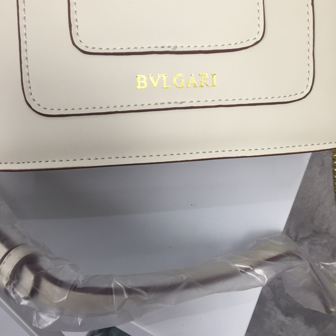 “New Bvlgari Snake-Head Bag: Elegant Design with Upgraded Cow Hides and Feminine Inspiration” - 图片 7
