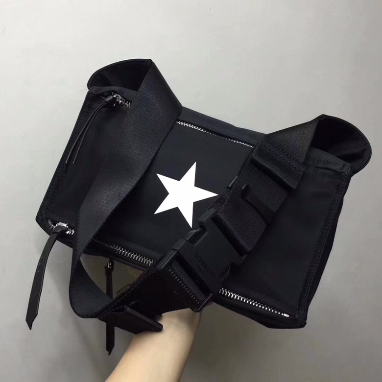 GIVENCHY纪梵希男款斜挎胸包/单肩包布料size30x15x12cm背腻了双肩包那就试试它吧小巧轻