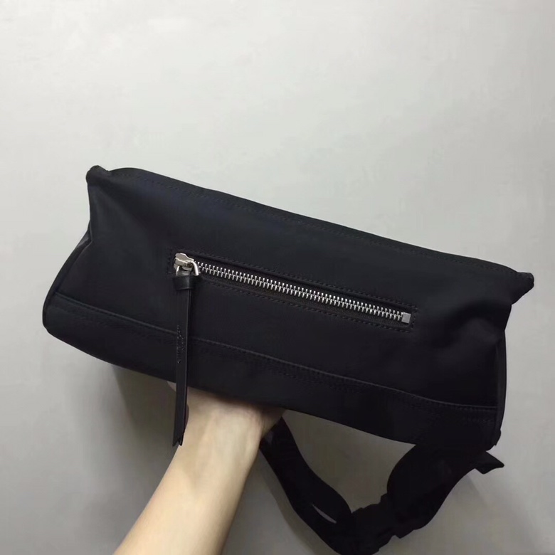 GIVENCHY纪梵希男款斜挎胸包/单肩包布料size30x15x12cm背腻了双肩包那就试试它吧小巧轻