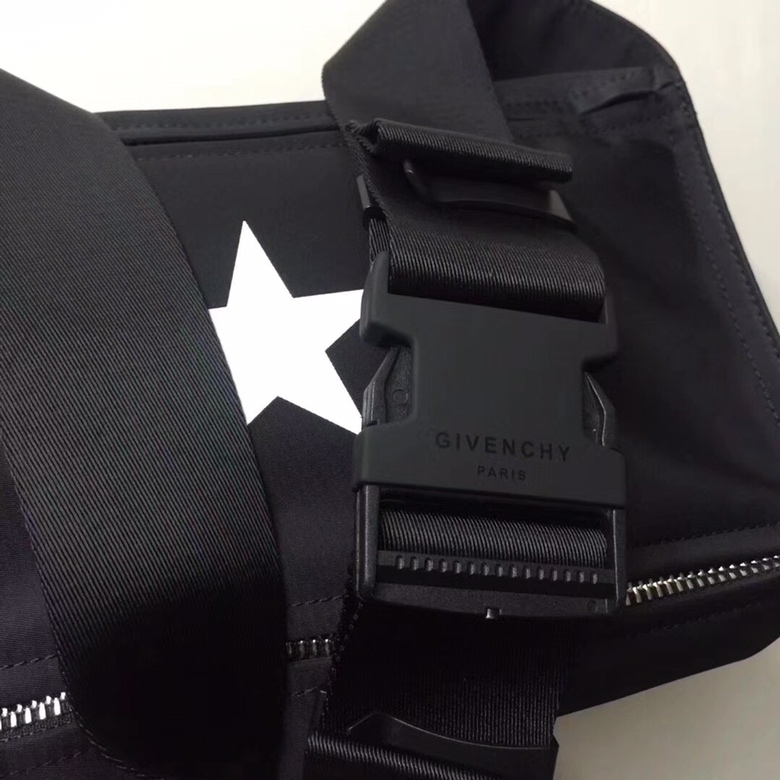 GIVENCHY纪梵希男款斜挎胸包/单肩包布料size30x15x12cm背腻了双肩包那就试试它吧小巧轻
