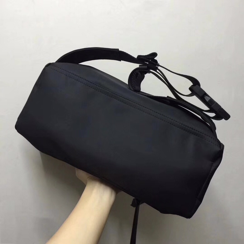 GIVENCHY纪梵希男款斜挎胸包/单肩包布料size30x15x12cm背腻了双肩包那就试试它吧小巧轻