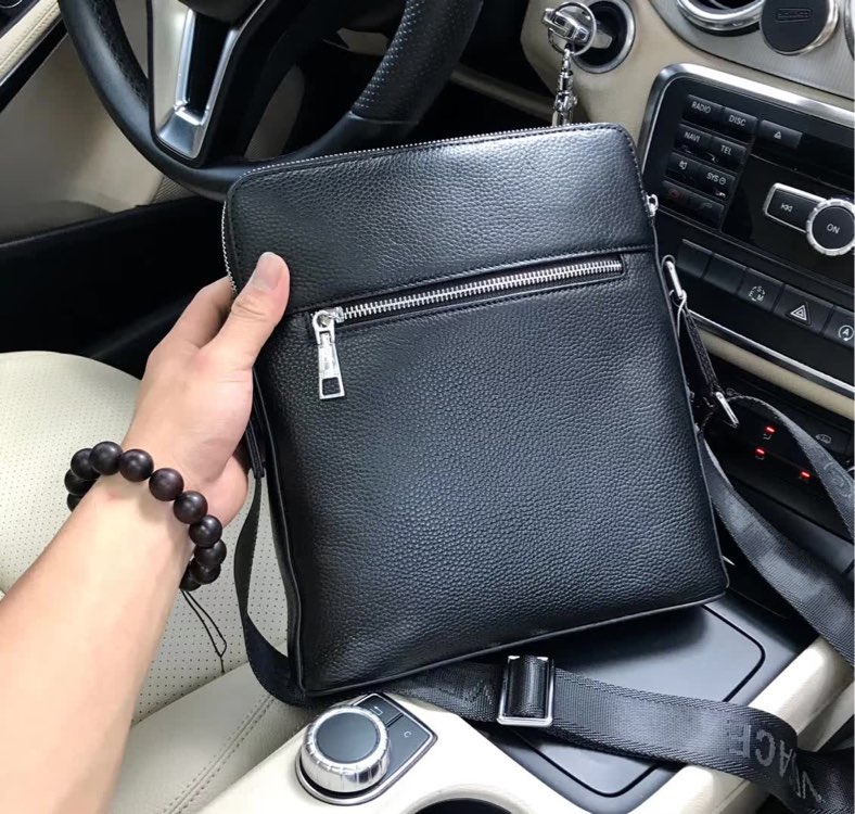 批¥430～ 霸气原单货🉐 型号：33105 GIANNI VERSACE   顶级原单货2020最新款式正品开模专柜同步。范思哲男士霸气斜跨包👜毛孔清晰可见👻 （实物拍照、无添加任何效果）顶级进口原版头层牛、🉐不是头层牛皮不要钱🉐超高技术包边设计压线制作、专柜里料、超顺滑拉链、独特休闲高档风格。规格28-25-6cm。