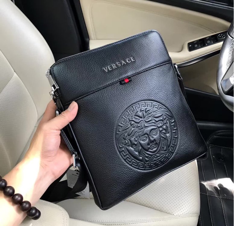 批¥430～ 霸气原单货🉐 型号：33105 GIANNI VERSACE   顶级原单货2020最新款式正品开模专柜同步。范思哲男士霸气斜跨包👜毛孔清晰可见👻 （实物拍照、无添加任何效果）顶级进口原版头层牛、🉐不是头层牛皮不要钱🉐超高技术包边设计压线制作、专柜里料、超顺滑拉链、独特休闲高档风格。规格28-25-6cm。