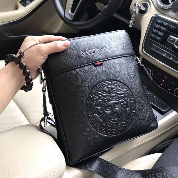 批¥430～ 霸气原单货🉐 型号：33105 GIANNI VERSACE   顶级原单货2020最新款式正品开模专柜同步。范思哲男士霸气斜跨包👜毛孔清晰可见👻 （实物拍照、无添加任何效果）顶级进口原版头层牛、🉐不是头层牛皮不要钱🉐超高技术包边设计压线制作、专柜里料、超顺滑拉链、独特休闲高档风格。规格28-25-6cm。