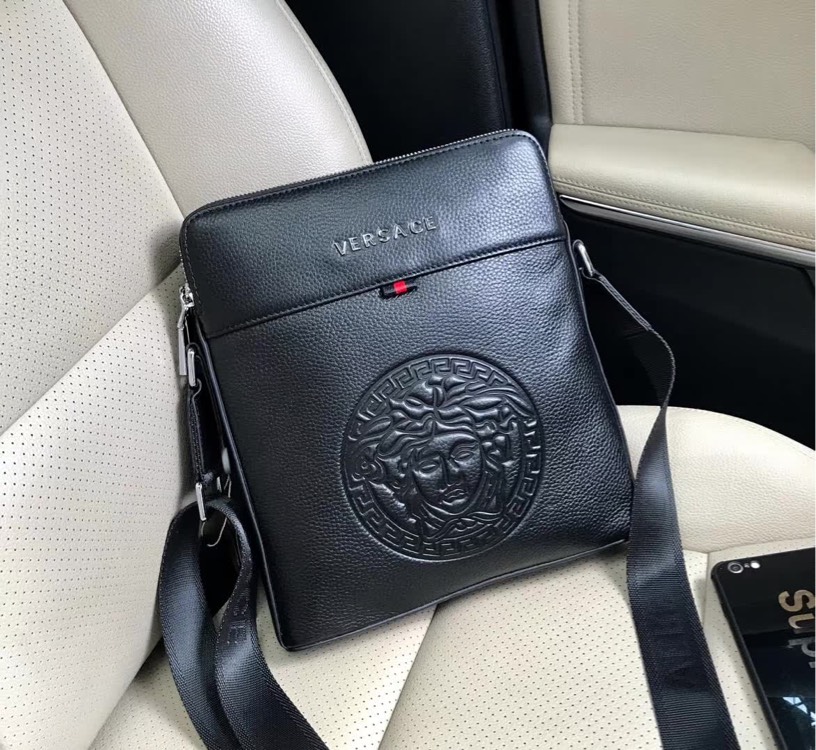 批¥430～ 霸气原单货🉐 型号：33105 GIANNI VERSACE   顶级原单货2020最新款式正品开模专柜同步。范思哲男士霸气斜跨包👜毛孔清晰可见👻 （实物拍照、无添加任何效果）顶级进口原版头层牛、🉐不是头层牛皮不要钱🉐超高技术包边设计压线制作、专柜里料、超顺滑拉链、独特休闲高档风格。规格28-25-6cm。