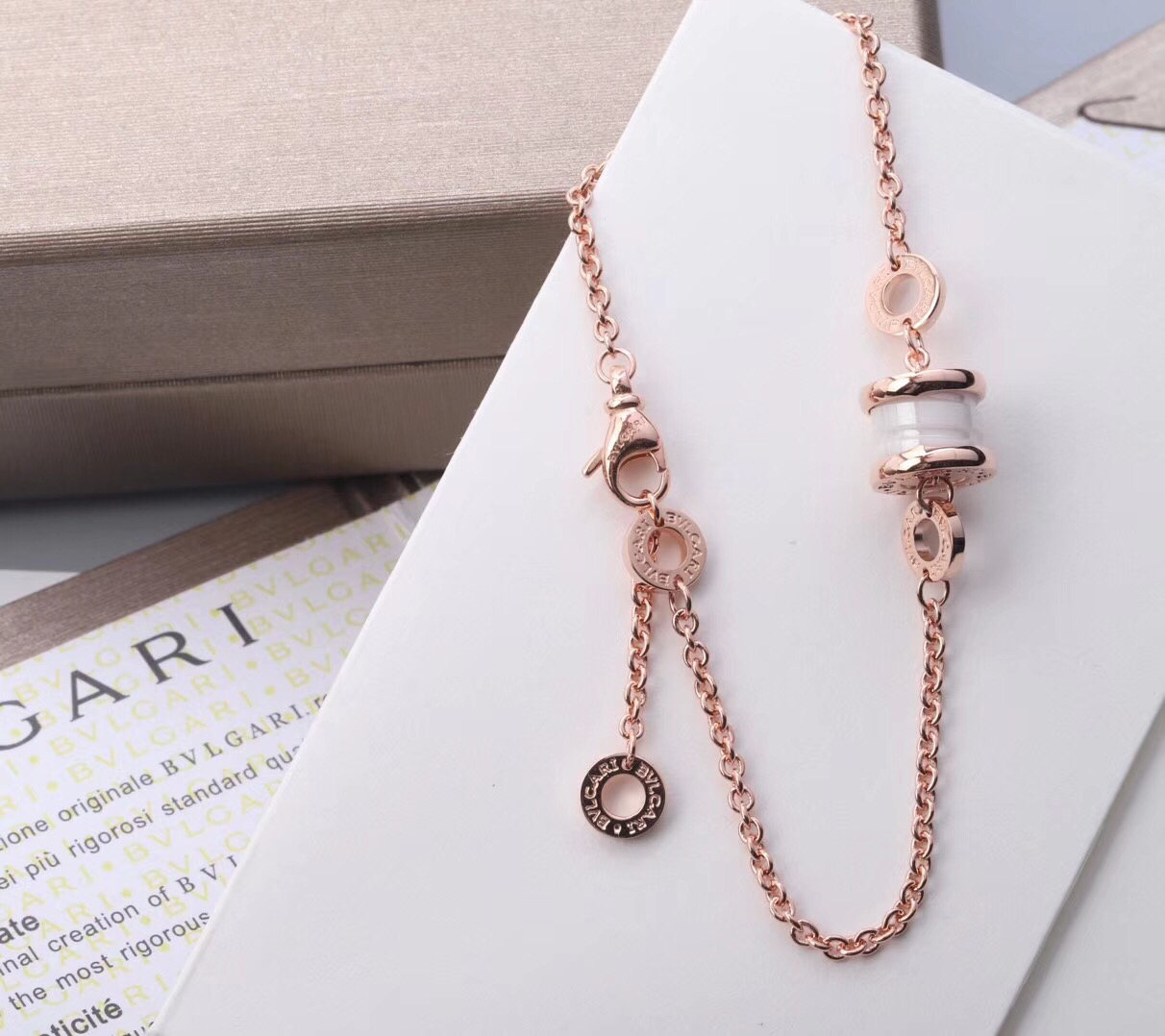 Bvlgari 纯银925#宝格丽# 手链、、宝格丽Diva白陶瓷、黑陶瓷按照18k真金 完美克制出来