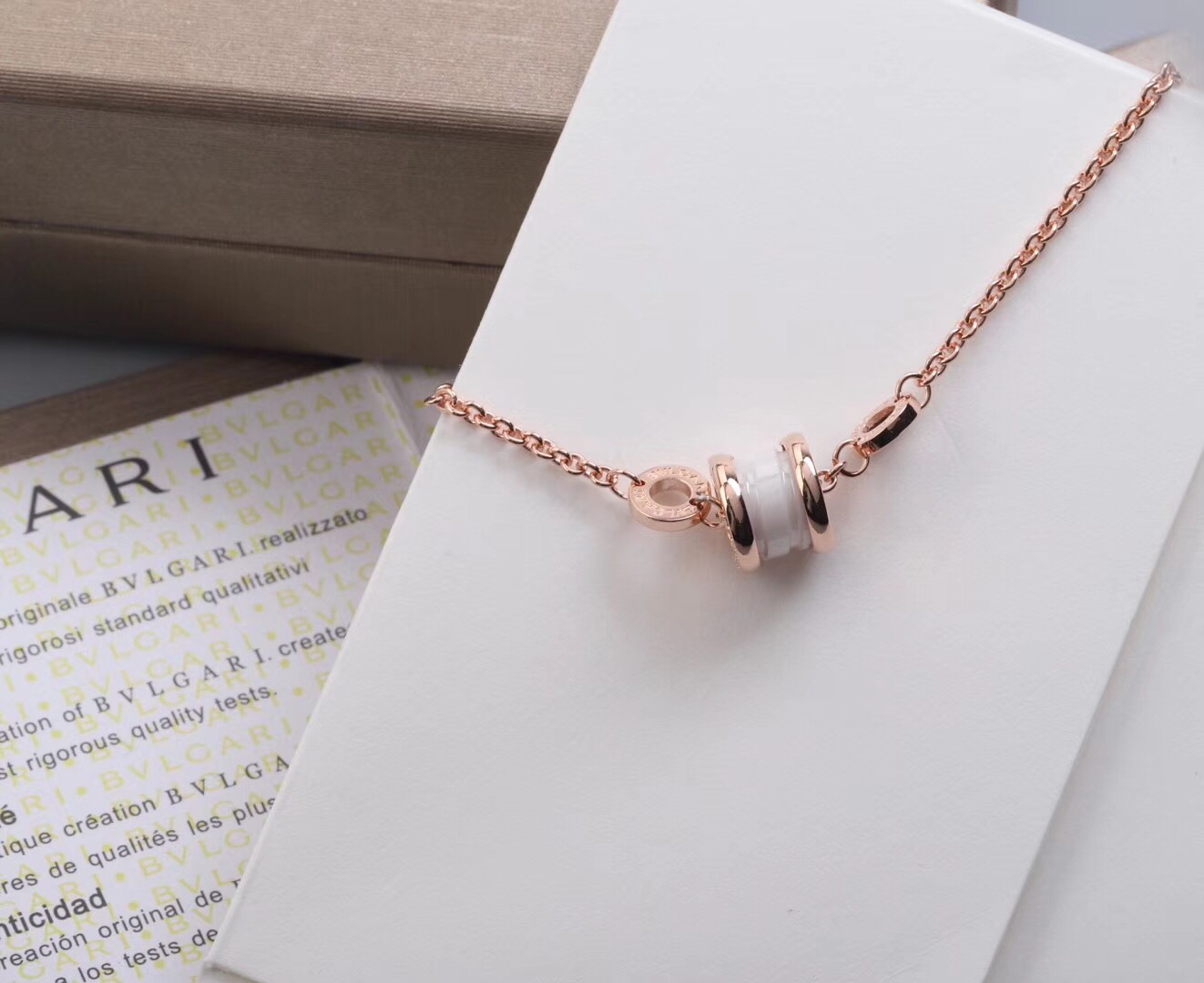 Bvlgari 纯银925#宝格丽# 手链、、宝格丽Diva白陶瓷、黑陶瓷按照18k真金 完美克制出来