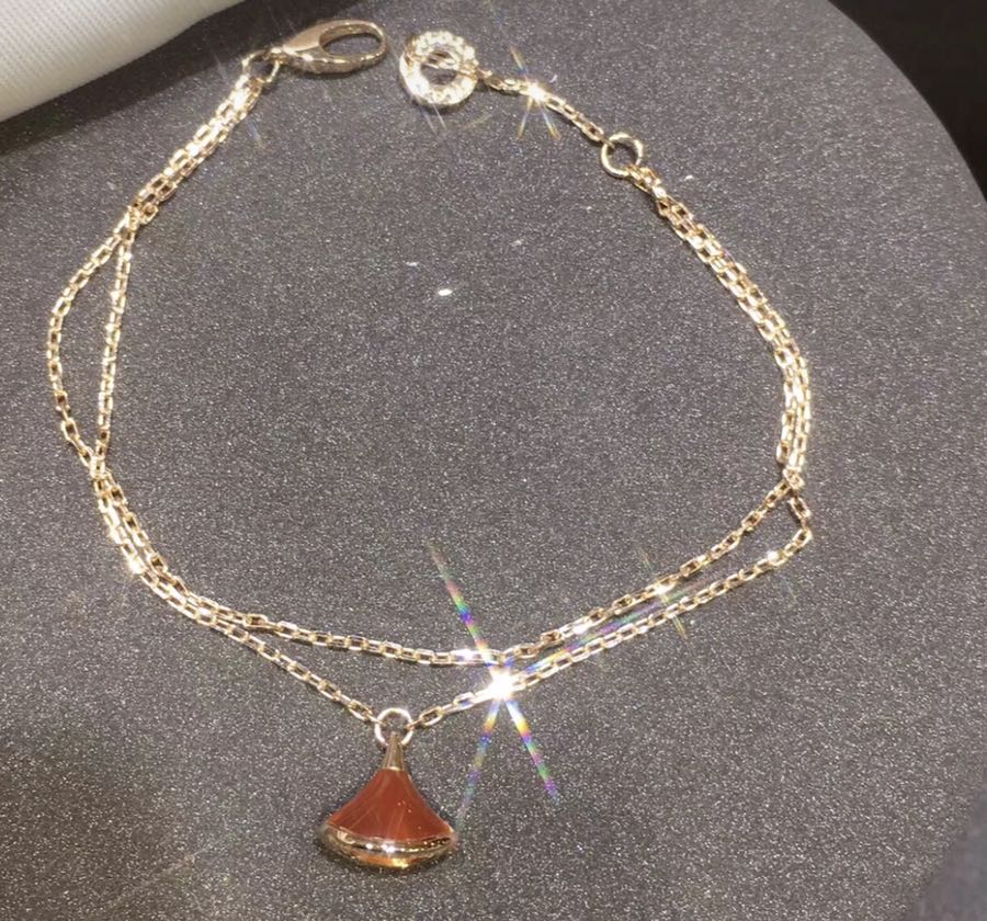 NO:101411,Baojia Diva series high-end customized bracelet with red chalcedony white shell skirt double-layer bracelet high quality logo original buckle S925 silver fan skirt original tail chain whitening skin, Bulgari bracelet, bvlgari, skirts, bracelet19860909宝家 diva系列 高端定制红玉髓白贝 裙子双层手链 高品质 logo 扣原版扣 S925银扇形裙子原版尾链显白嫩肤,宝格丽手链,bvlgari,skirts,bracelet,Jewelry