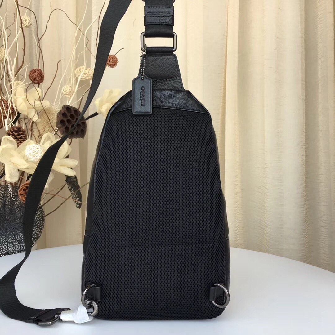 Coach 最新款胸包COACH23215 男士休闲拼色胸包 头层牛皮 背面透气网状 很贴心的设计