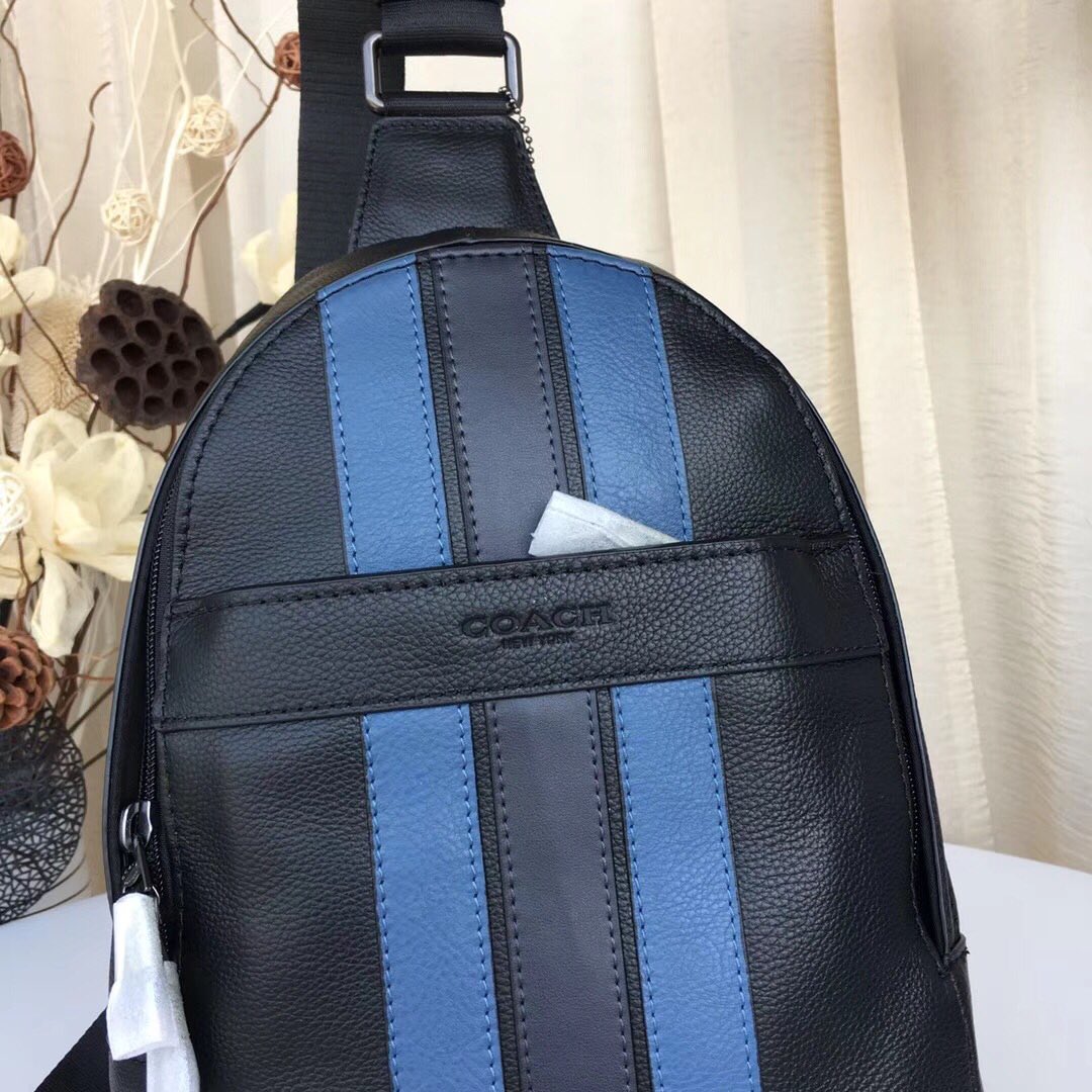 Coach 最新款胸包COACH23215 男士休闲拼色胸包 头层牛皮 背面透气网状 很贴心的设计