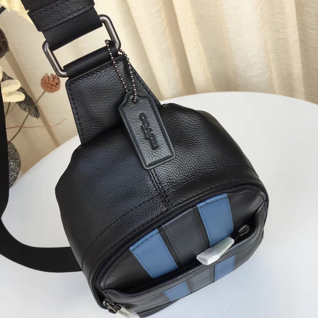 Coach 最新款胸包COACH23215 男士休闲拼色胸包 头层牛皮 背面透气网状 很贴心的设计