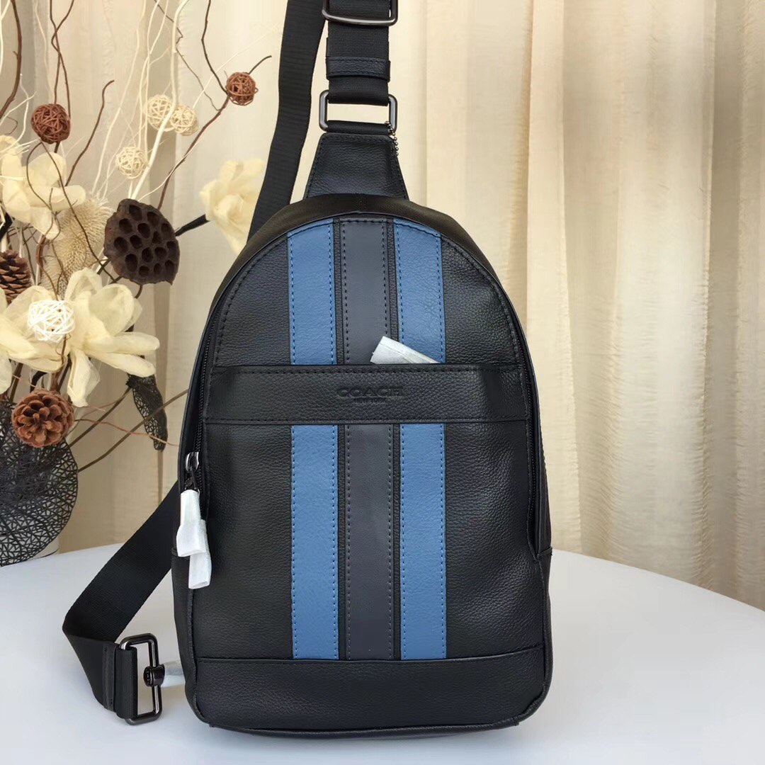 Coach 最新款胸包COACH23215 男士休闲拼色胸包 头层牛皮 背面透气网状 很贴心的设计
