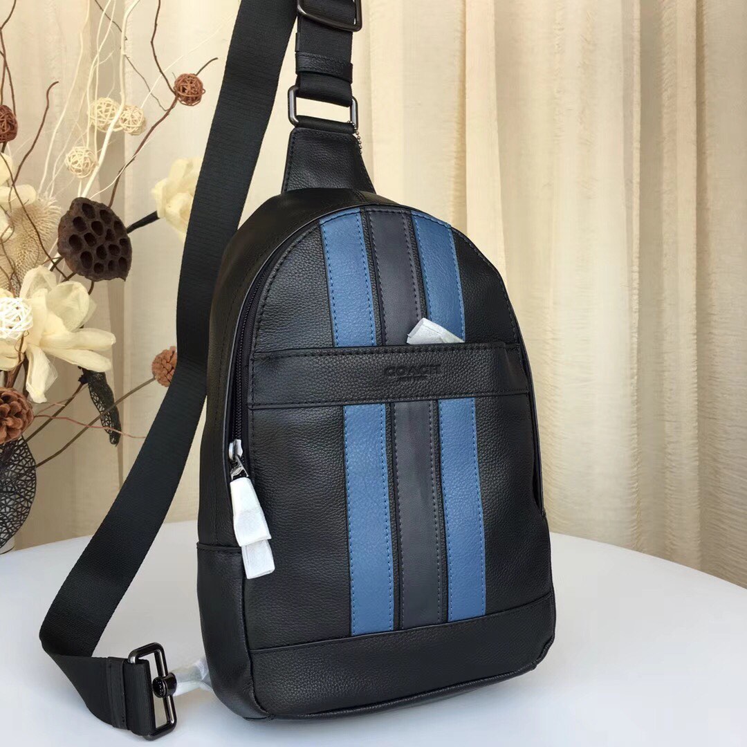 Coach 最新款胸包COACH23215 男士休闲拼色胸包 头层牛皮 背面透气网状 很贴心的设计