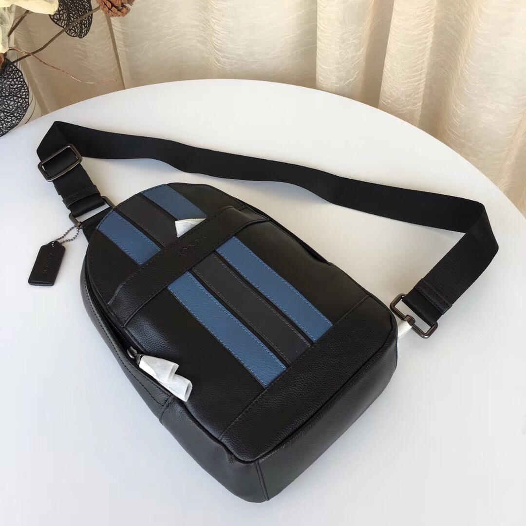 Coach 最新款胸包COACH23215 男士休闲拼色胸包 头层牛皮 背面透气网状 很贴心的设计