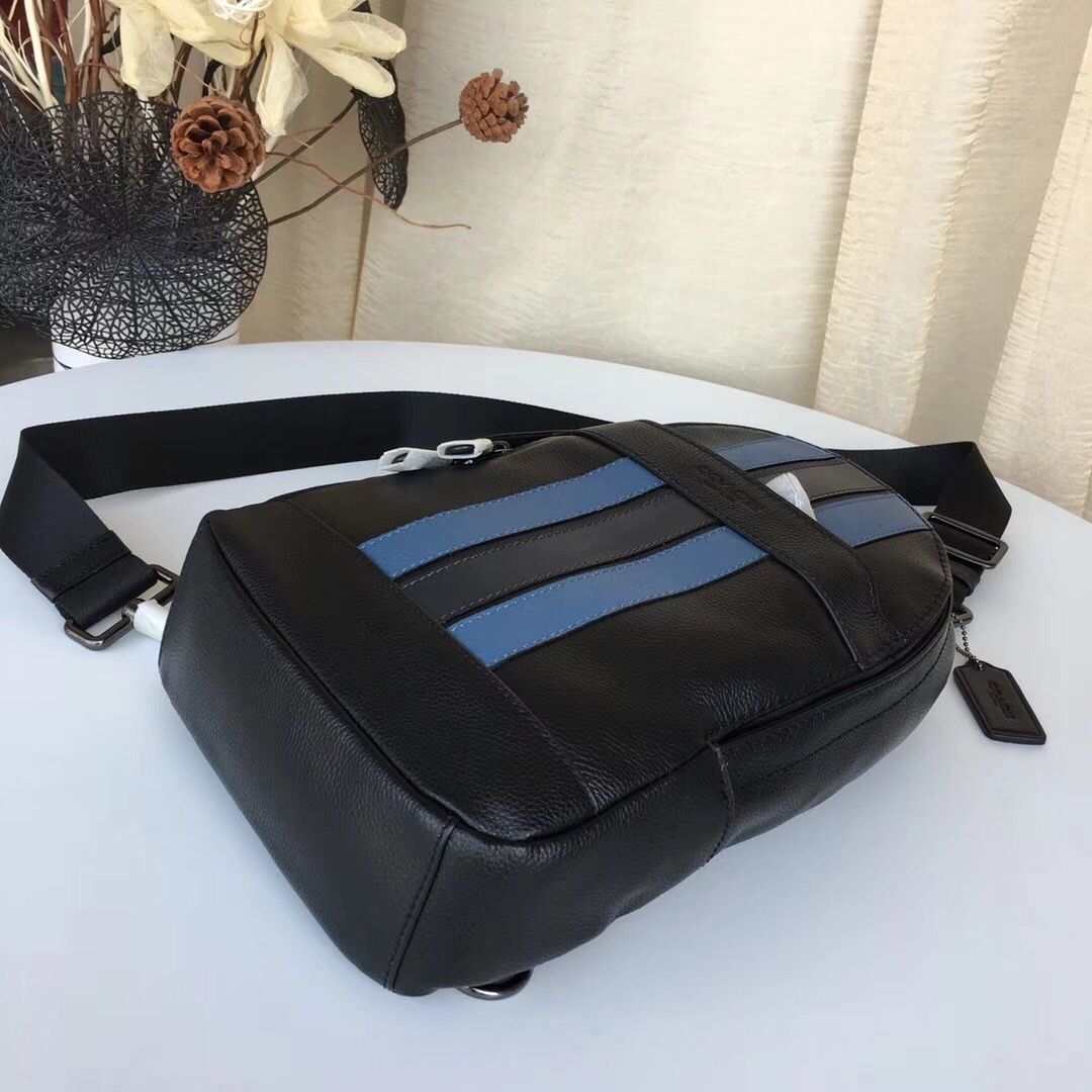 Coach 最新款胸包COACH23215 男士休闲拼色胸包 头层牛皮 背面透气网状 很贴心的设计