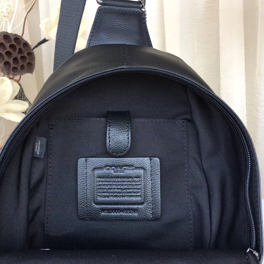 Coach 最新款胸包COACH23215 男士休闲拼色胸包 头层牛皮 背面透气网状 很贴心的设计