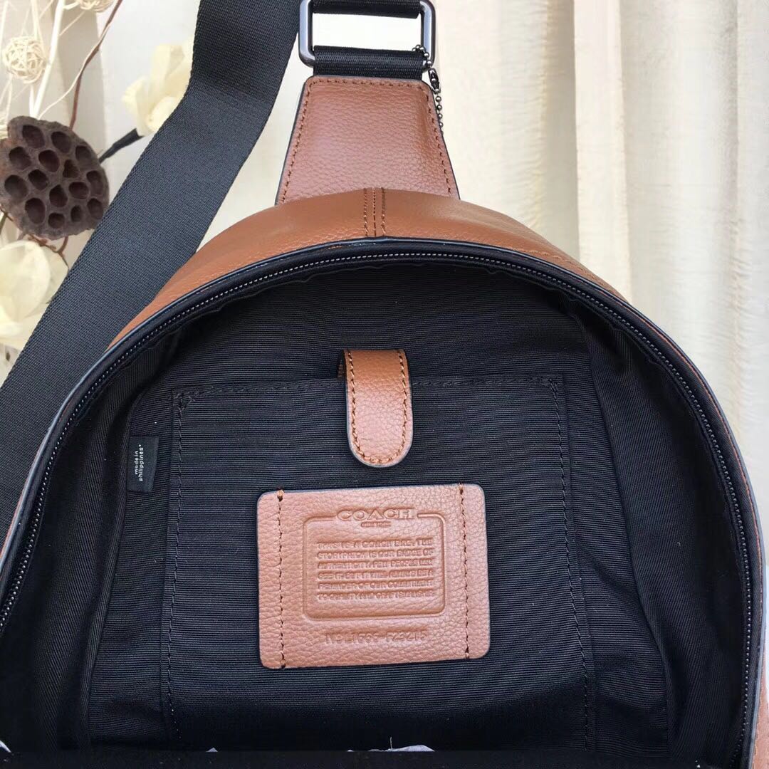 Coach 最新款胸包COACH23215 男士休闲拼色胸包 头层牛皮 背面透气网状 很贴心的设计