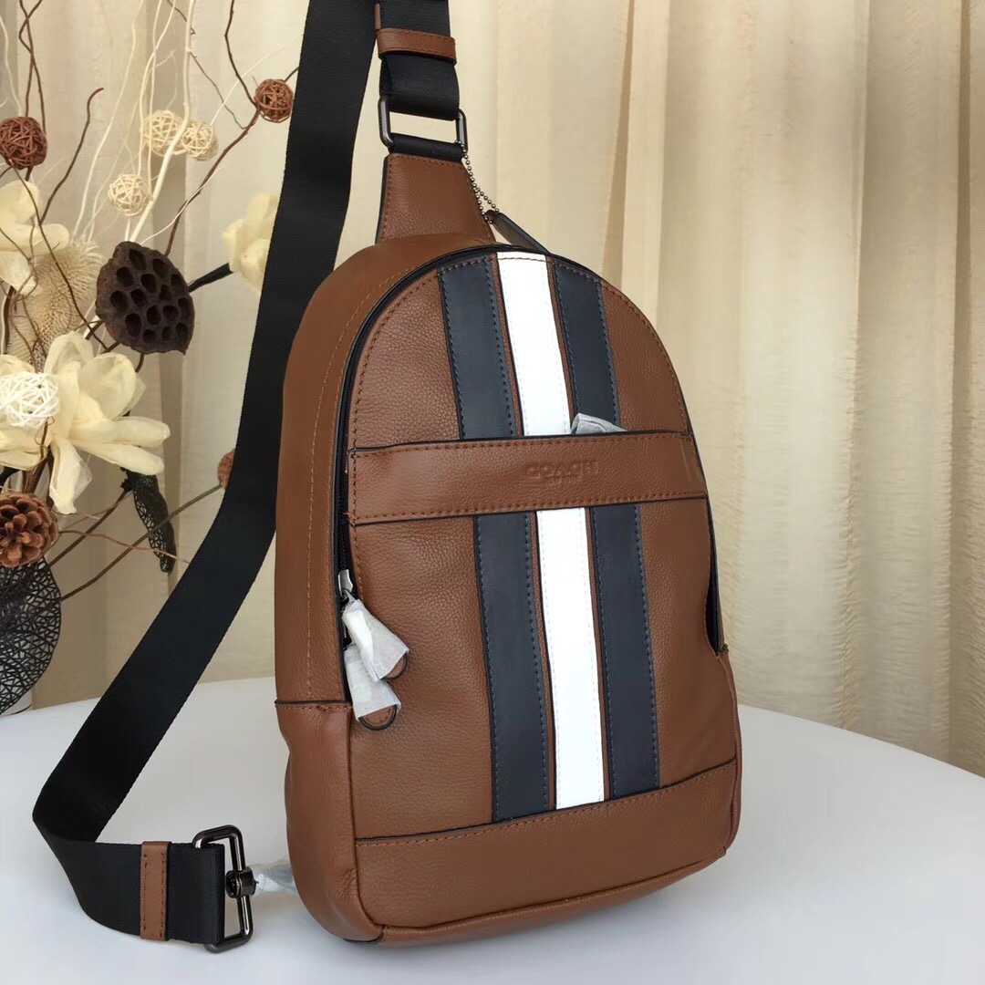 Coach 最新款胸包COACH23215 男士休闲拼色胸包 头层牛皮 背面透气网状 很贴心的设计