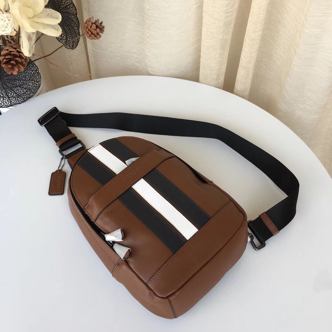 Coach 最新款胸包COACH23215 男士休闲拼色胸包 头层牛皮 背面透气网状 很贴心的设计
