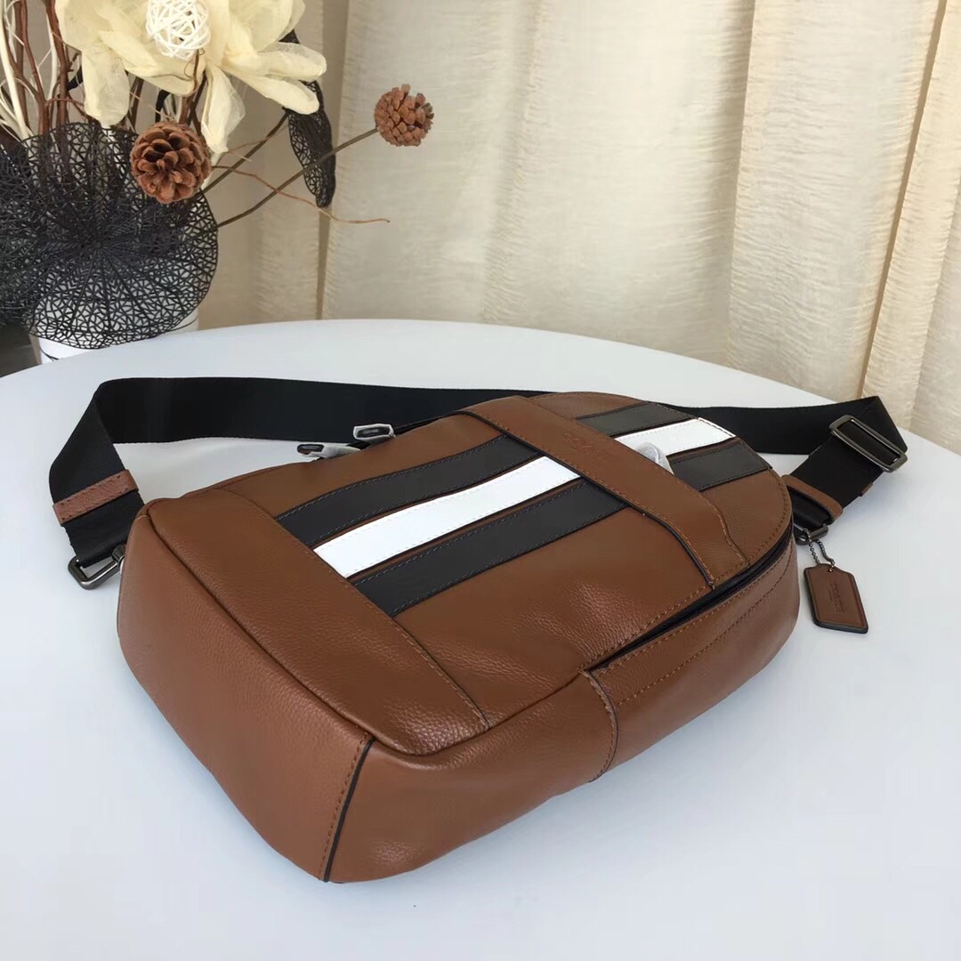 Coach 最新款胸包COACH23215 男士休闲拼色胸包 头层牛皮 背面透气网状 很贴心的设计