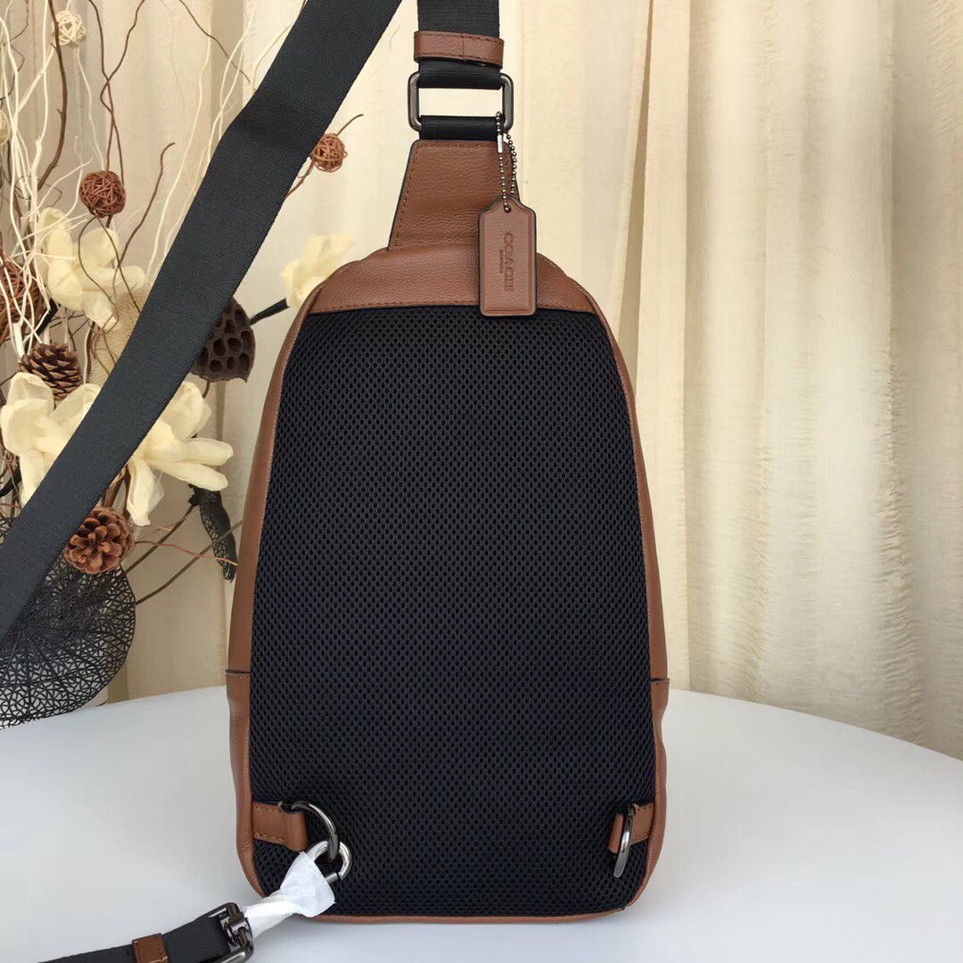 Coach 最新款胸包COACH23215 男士休闲拼色胸包 头层牛皮 背面透气网状 很贴心的设计