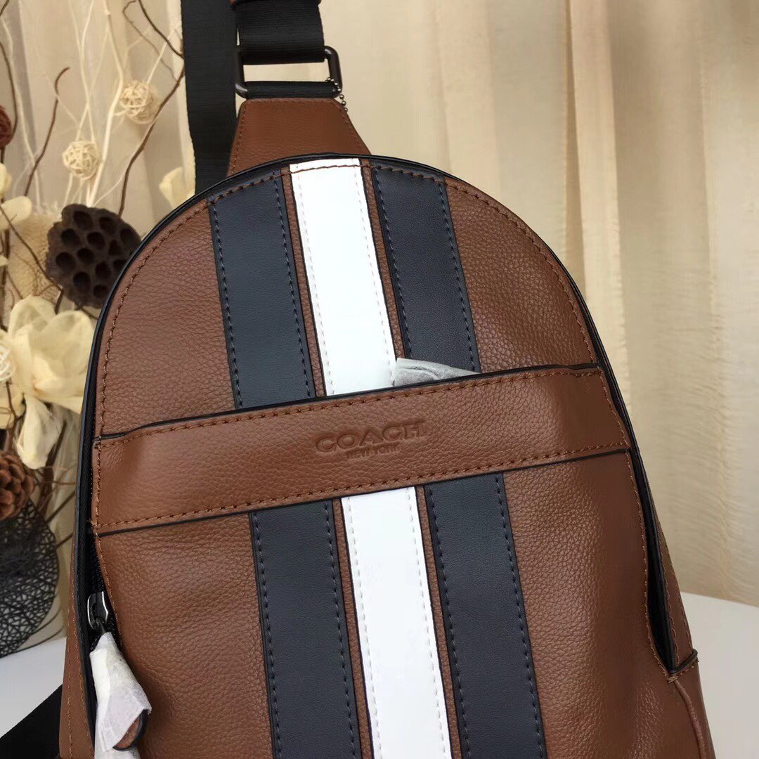 Coach 最新款胸包COACH23215 男士休闲拼色胸包 头层牛皮 背面透气网状 很贴心的设计