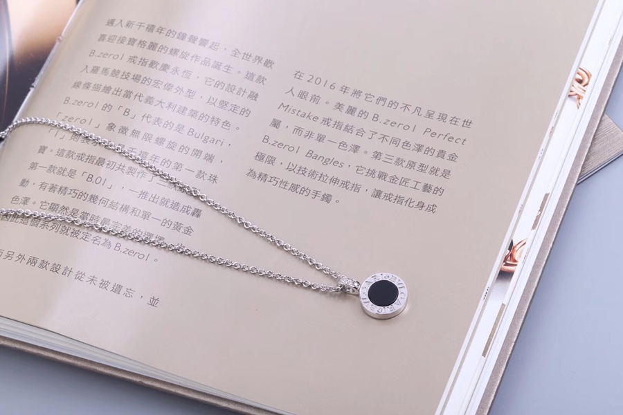 Bvlgari 看到的不只是一面，有黑就有白这就是宝格丽黑白双面项链 黑白 搭配，随心佩戴↔ 你值得拥有 0524310