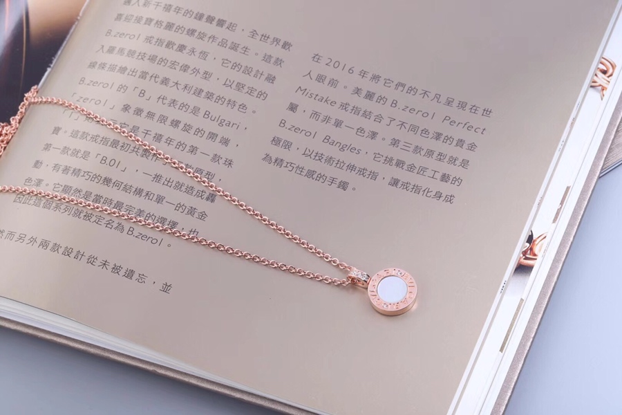 Bvlgari 看到的不只是一面，有黑就有白这就是宝格丽黑白双面项链 黑白 搭配，随心佩戴↔ 你值得拥有 0524310