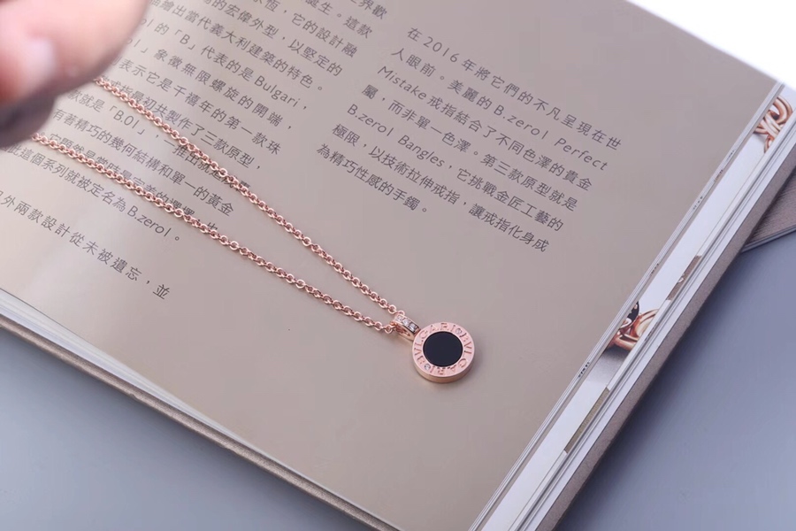 Bvlgari 看到的不只是一面，有黑就有白这就是宝格丽黑白双面项链 黑白 搭配，随心佩戴↔ 你值得拥有 0524310