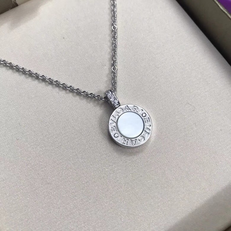 Bvlgari 看到的不只是一面，有黑就有白这就是宝格丽黑白双面项链 黑白 搭配，随心佩戴↔ 你值得拥有 0524310