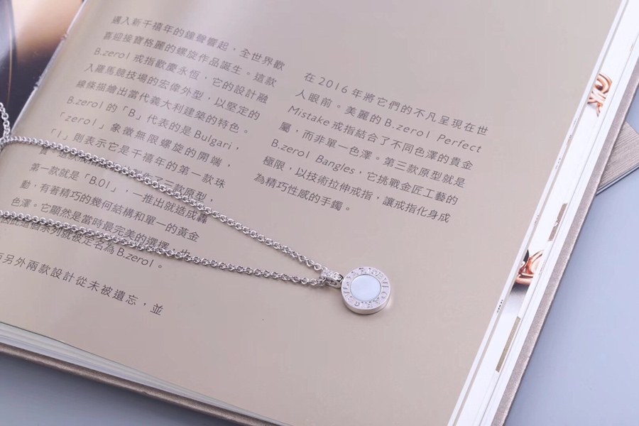 Bvlgari 看到的不只是一面，有黑就有白这就是宝格丽黑白双面项链 黑白 搭配，随心佩戴↔ 你值得拥有 0524310