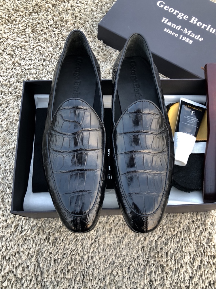 NO:350217,Berult Top Breakfast Originated from 1988s [Pure Handmade] Aristocratic lazy pair shoes, heel can be used as slippers, 360-degree no crease, twist softness, luxurious use of Thai Siamese crocodile belly, not splicing the whole crocodile can only make one foot 38/45 with special maintenance oil;,,slippers19860909批 Berult 顶级精品 源于1988s【纯手工制作】貴族的懒人双用鞋履 后跟可踩脚当拖鞋 360度无折痕扭曲软度 奢用泰国暹罗鳄鱼肚皮 不拼接整条鳄鱼只能做一只脚 38/45 配专用保养油；,,slippers,Men's shoes