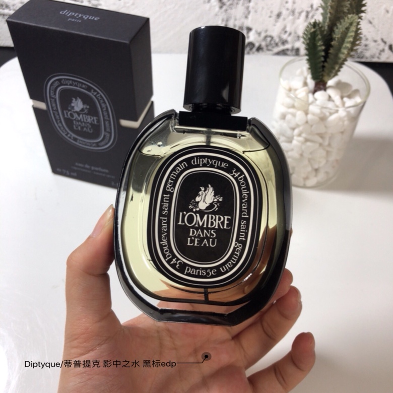 80。蒂普提克黑标水中影香水75ml/纸盒
🔜 一比一质量❗️6071# 影中之水75ml
🔻Diptyque/蒂普提克 黑标水中影edp L'’ Ombre Dans L' Eau影中之水75ML
清新绿色花草香，清新的香气让人联想到蓝色大海边的一-片花前调:玫瑰
中调:浆果
基调:琥珀