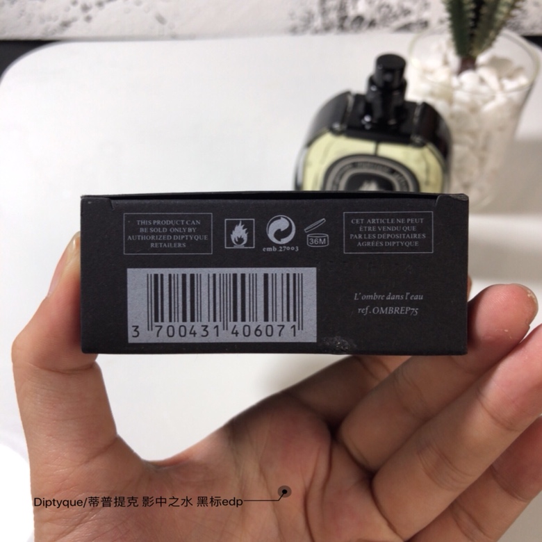 80。蒂普提克黑标水中影香水75ml/纸盒
🔜 一比一质量❗️6071# 影中之水75ml
🔻Diptyque/蒂普提克 黑标水中影edp L'’ Ombre Dans L' Eau影中之水75ML
清新绿色花草香，清新的香气让人联想到蓝色大海边的一-片花前调:玫瑰
中调:浆果
基调:琥珀