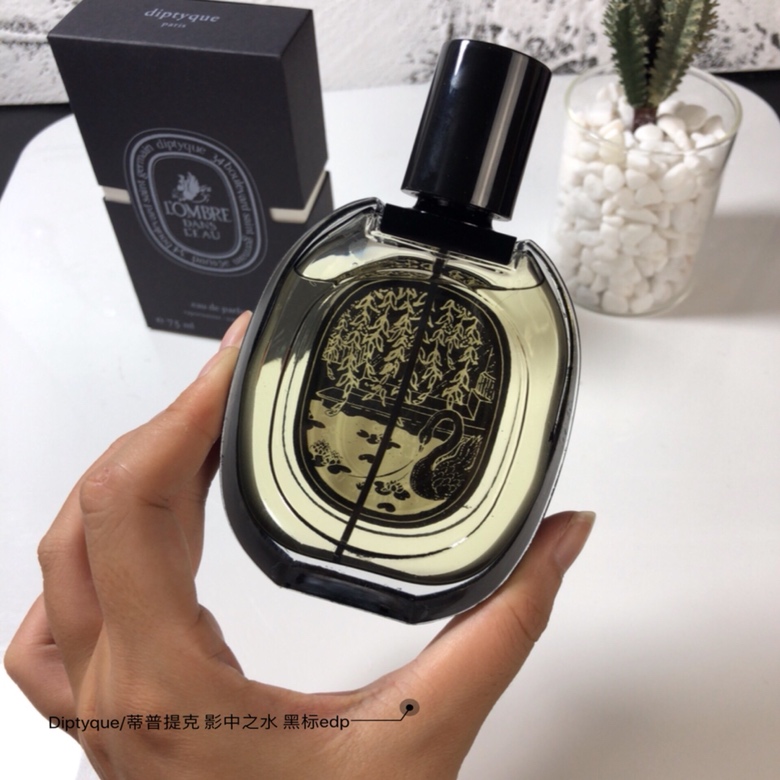 80。蒂普提克黑标水中影香水75ml/纸盒
🔜 一比一质量❗️6071# 影中之水75ml
🔻Diptyque/蒂普提克 黑标水中影edp L'’ Ombre Dans L' Eau影中之水75ML
清新绿色花草香，清新的香气让人联想到蓝色大海边的一-片花前调:玫瑰
中调:浆果
基调:琥珀