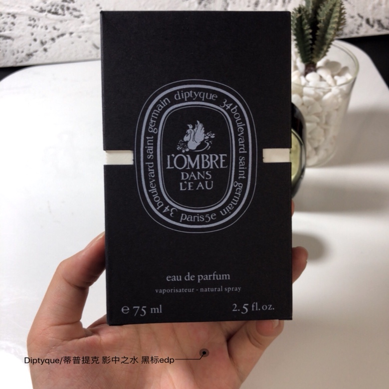 80。蒂普提克黑标水中影香水75ml/纸盒
🔜 一比一质量❗️6071# 影中之水75ml
🔻Diptyque/蒂普提克 黑标水中影edp L'’ Ombre Dans L' Eau影中之水75ML
清新绿色花草香，清新的香气让人联想到蓝色大海边的一-片花前调:玫瑰
中调:浆果
基调:琥珀