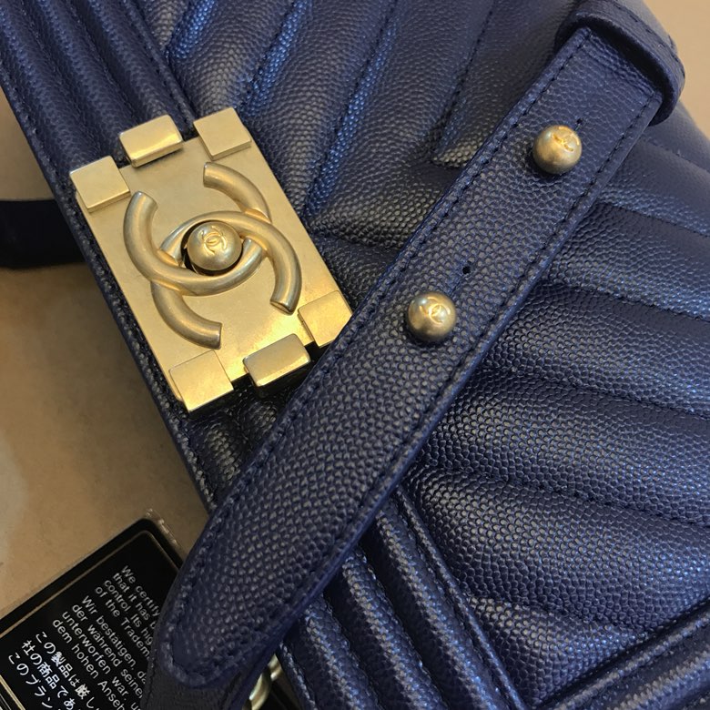 샤넬 르보이 가죽 캐비어 가방 상세 이미지 3