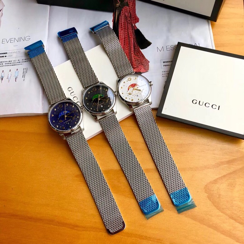 NO:388430,The size of men's models is 40mm, 3 colors in full. In stock!  Promising!  Exclusive first-hand channel goods!  Gucci counter latest moon phase quartz men's watch, size 40mm polished stainless steel thin case, paired with interlocking G crown, black painted dial, matched with stars and planet patterns, Gucci scale interlocking G, bees, stars, rivets and golden heart shapes, as well as white, red and green moon phase discs, paired with golden comet pattern, snap-button bottom cover, bee carving, latest trendy mesh belt, original Swiss quartz moon camera movement, equipped with anti-reflective coating, waterproof level up to 5 ATM (160 feet/50 meters) This product is great, you need the fast-fit original box packaging!  ,gucci,gucci19860909批男款尺寸40mm,3色全.现货有量！可力推！独家一手渠道货！古驰Gucci专柜最新月相石英男表,尺寸40毫米抛光不锈钢薄表壳,搭配interlocking G表冠,黑色涂漆效果的表盘,配以星星和星球图案,Gucci刻度interlocking G、蜜蜂、星星、铆钉和金色心形,以及白色、红色、绿色月相盘,搭配金黄色彗星图案,按扣底盖,配以蜜蜂雕花,最新潮的网带,原装瑞士石英月相机芯,配以防反光涂层,防水级别达到5 ATM（160英尺/50米）厉害了这个货,要的快配原盒包装！,,gucci,gucci,Watch