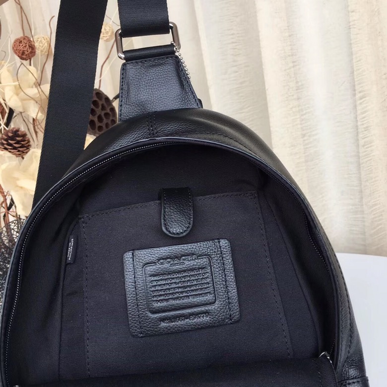 Coach 蔻驰54770黑色胸包，单肩包，男女都可以使用，头层牛皮质感柔软，背面网纱设计，潮男 款 尺寸:20*33*7