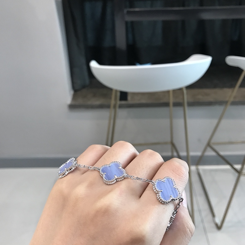Van Cleef & Arpels VCA超精工蓝玉髓系列 四叶草系列ZP都属于珠宝类 珠宝类几万块的要用亚金材质做出最大程度的相似度