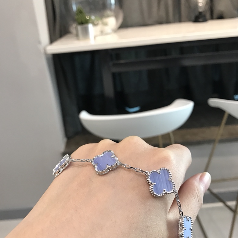 Van Cleef & Arpels VCA超精工蓝玉髓系列 四叶草系列ZP都属于珠宝类 珠宝类几万块的要用亚金材质做出最大程度的相似度