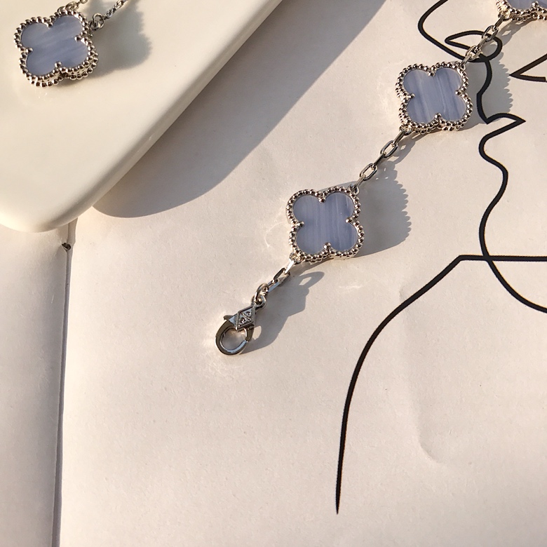 Van Cleef & Arpels VCA超精工蓝玉髓系列 四叶草系列ZP都属于珠宝类 珠宝类几万块的要用亚金材质做出最大程度的相似度