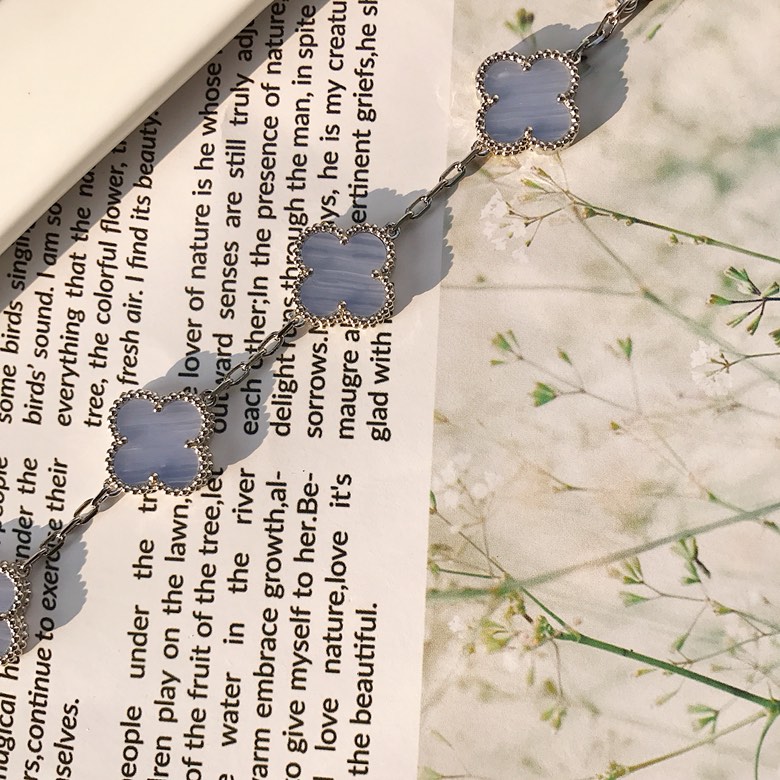 Van Cleef & Arpels VCA超精工蓝玉髓系列 四叶草系列ZP都属于珠宝类 珠宝类几万块的要用亚金材质做出最大程度的相似度