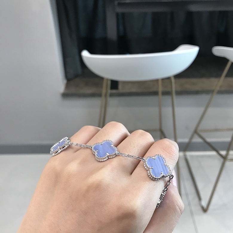 Van Cleef & Arpels VCA超精工蓝玉髓系列 四叶草系列ZP都属于珠宝类 珠宝类几万块的要用亚金材质做出最大程度的相似度