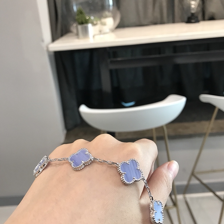 Van Cleef & Arpels VCA超精工蓝玉髓系列 四叶草系列ZP都属于珠宝类 珠宝类几万块的要用亚金材质做出最大程度的相似度