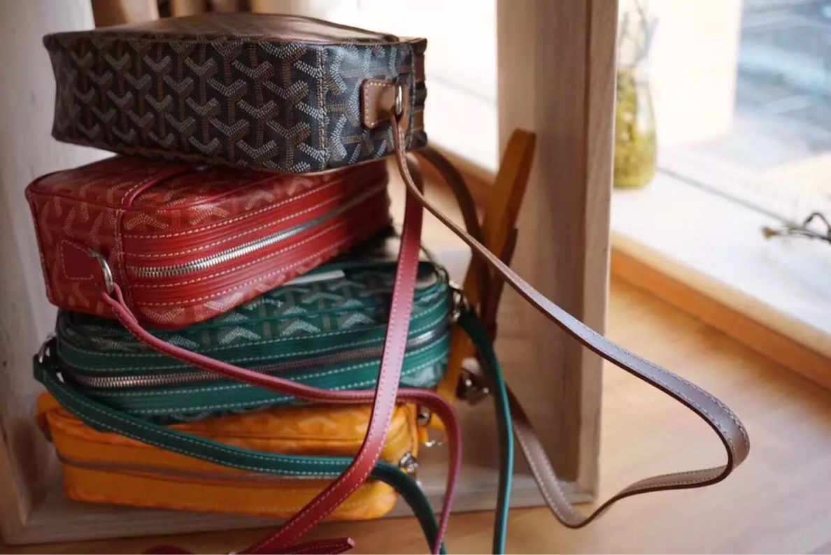 A signature Goyard handbag featuring an understated, distinctive - Comprehensive